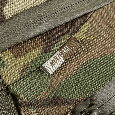 Yksityiskohta M-Tac Sphaera Hex Hardsling Taske Gen.II Elite -laukusta MultiCam-kuvioinnilla ja YKK-vetoketjulla.
