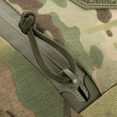 Lähikuva M-Tac Sphaera Hex Hardsling Taske Gen.II Elite camo-designilla ja vetoketjulla.