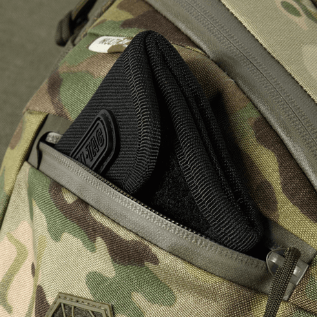 M-Tac Sphaera Hex Hardsling Taske Gen.II Elite camouflage-designilla ja vetoketjutaskulla, soveltuu piilotettuun aseen kantamiseen ja arjen tavaroille.