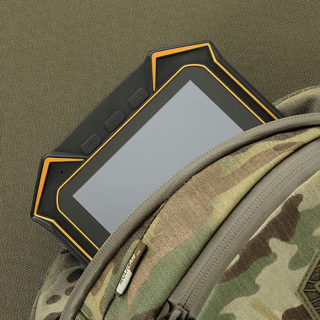 Tabletti M-Tac Sphaera Hex Hardsling Taske Gen.II Elite -laukussa camouflage-designilla, näyttää tilavan päätaskun.
