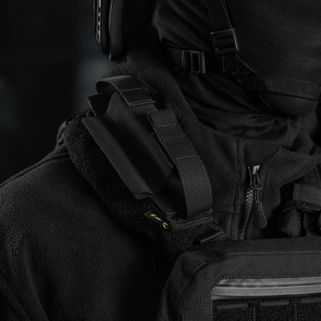 M-Tac Elastisk Tourniquet Pouch Molle Gen.III kiinnitettynä mustaan takkiin.