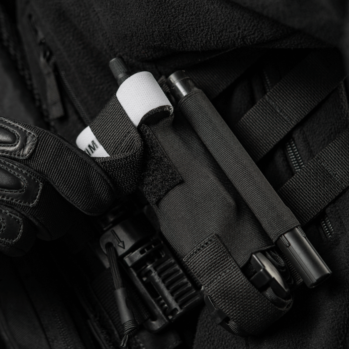 M-Tac Elastisk Tourniquet Pouch Molle Gen.III taske på en taktisk vest