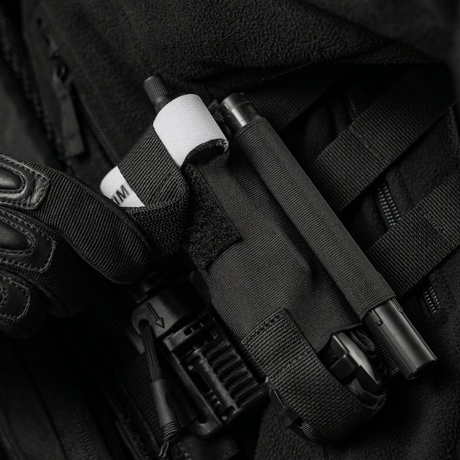 M-Tac Elastisk Tourniquet Pouch Molle Gen.III laukku taktisen liivin päällä.