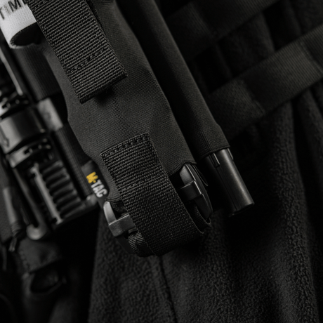 M-Tac Elastisk Tourniquet Pouch Molle Gen.III kiinnitettynä univormuun, laukku C-A-T tourniquetille, nopea pääsy ja turvallinen kiinnitys.