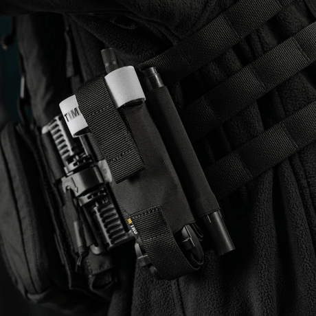 M-Tac Elastisk Tourniquet Pouch Molle Gen.III kiinnitetty liiviin leveällä kuminauhalla ja nopealla pääsyllä, materiaali Cordura Squadron.