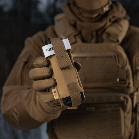 M-Tac Elastinen turnikekotelo Molle Gen.III kenttäkäytössä, korostaa nopeaa käyttöä ja turvallista kiinnitystä tourniquetille.