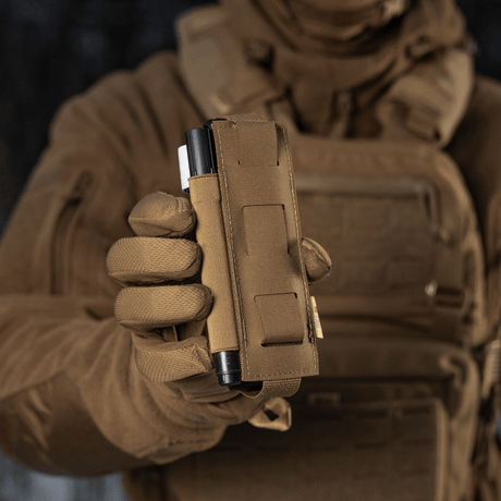 M-Tac Elastinen turnikekotelo Molle Gen.III käytössä, pidetty taktisen kädessä, nopea pääsy tourniquettiin, Cordura.