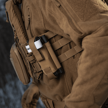 M-Tac Elastinen turnikekotelo Molle Gen.III kiinnitettynä taktisiin varusteisiin ruskeassa Cordura Squadron -materiaalissa.