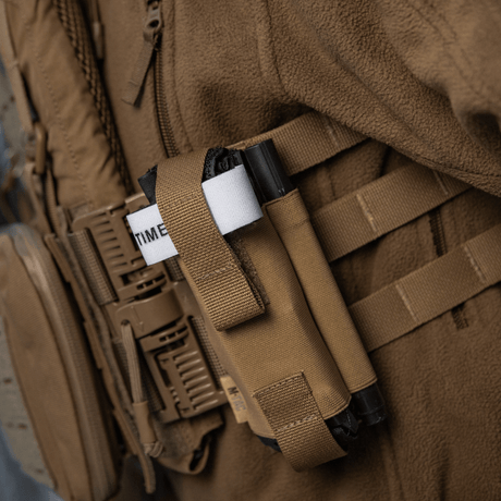 M-Tac Elastinen turnikekotelo Molle Gen.III kiinnitetty varusteisiin, elastilla ja nylonilla nopeaa käyttöä ja säilytystä varten tourniquetille.