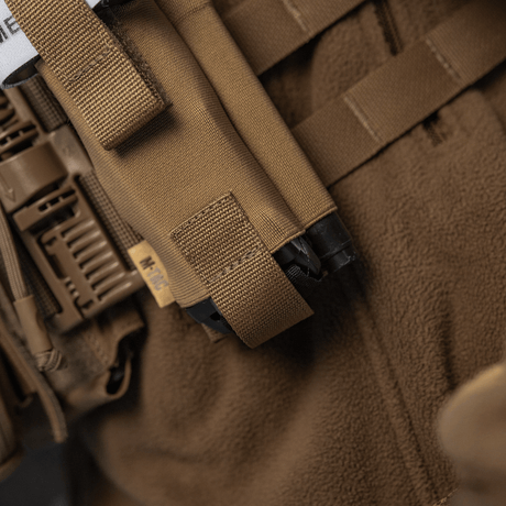 M-Tac Elastinen turnikekotelo Molle Gen.III kiinnitetty taktisiin varusteisiin, Cordura Squadron -materiaalista säilytystä varten.