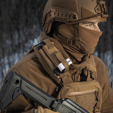 M-Tac Elastisk Tourniquet Pouch Molle Gen.III käytössä taktisten varusteiden päällä.