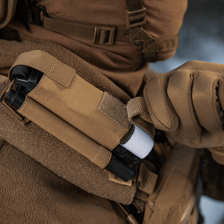 M-Tac Elastinen turnikekotelo Molle Gen.III sotilasliivissä. Käytännöllinen säilytys tourniquetille.