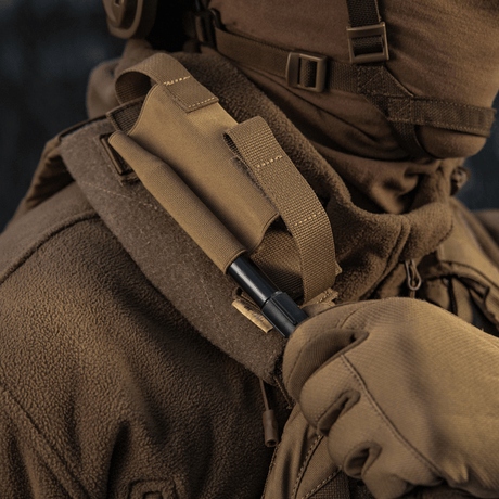 M-Tac Elastinen turnikekotelo Molle Gen.III kiinnitettynä takkiin nopeaa käyttöä varten.