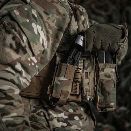 M-Tac Elastinen turnikekotelo Molle Gen.III kiinnitetty taktiseen liiviin camossa.