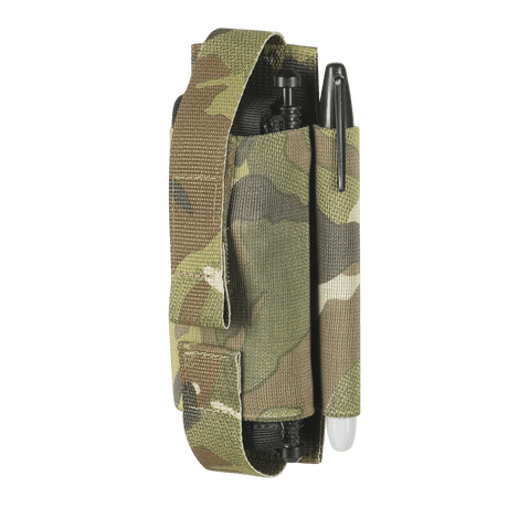 M-Tac Elastinen turnikekotelo Molle Gen.III camossa, kynätaskulla ja elastisella remmillä.