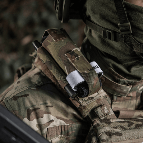 M-Tac Elastinen turnikekotelo Molle Gen.III kiinnitettynä maastopukuun.