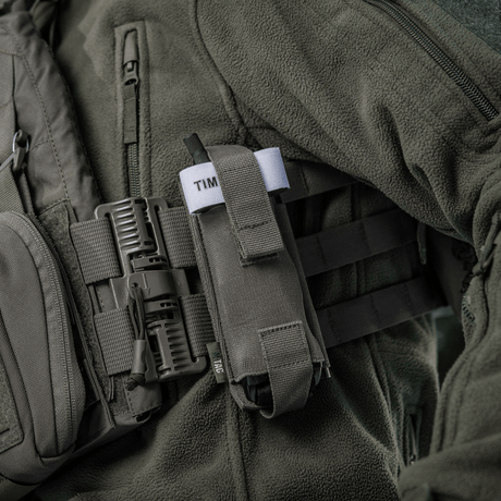 M-Tac Elastinen turnikekotelo Molle Gen.III kiinnitetty varusteisiin, näyttää vakaan elastin ja nopean käyttöominaisuudet.