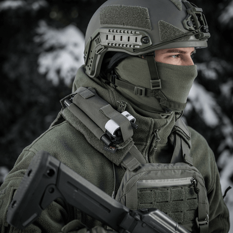 Sotilas varustettuna M-Tac Elastinen turnikekotelo Molle Gen.III nopeaan käyttöön lumisissa olosuhteissa.