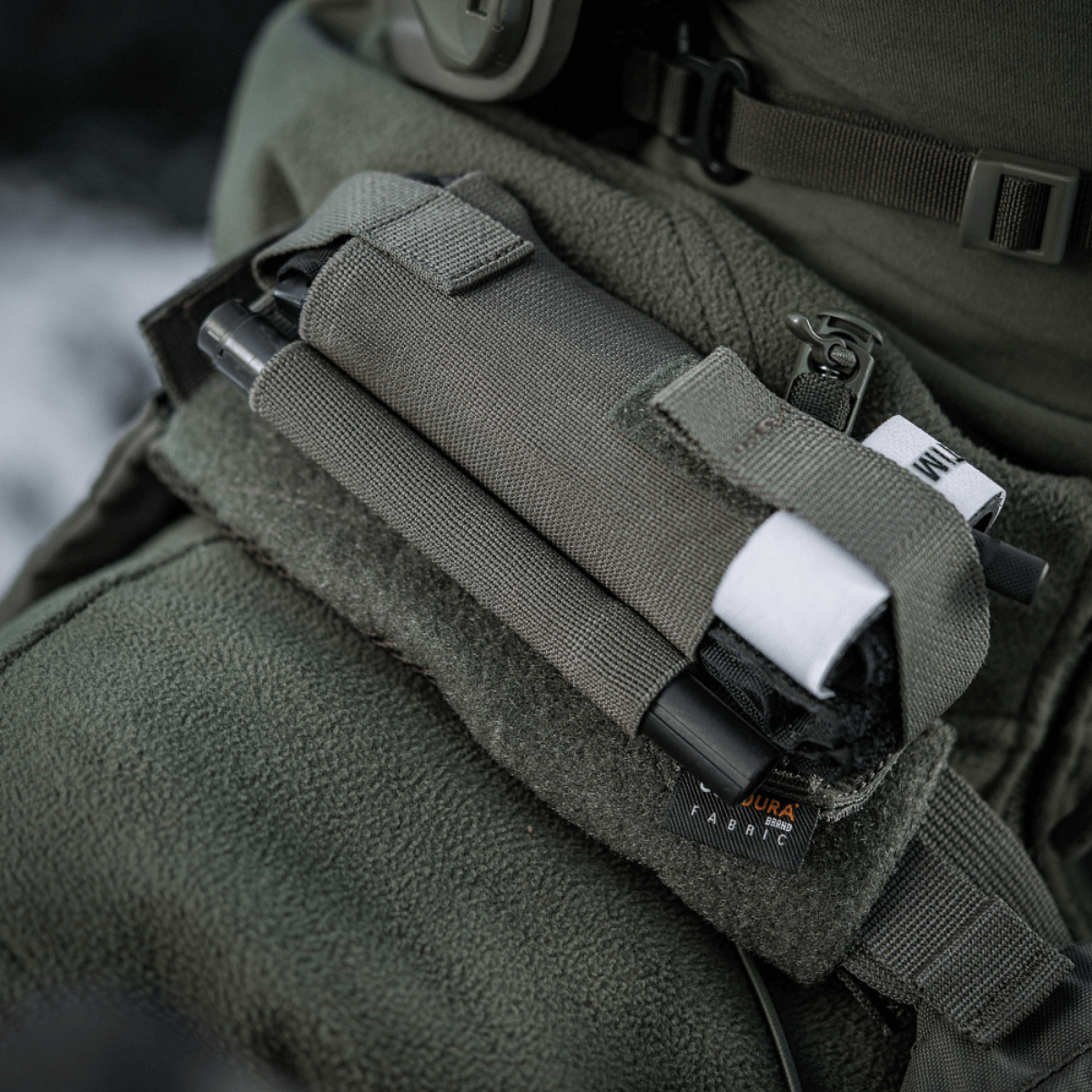 M-Tac Elastisk Tourniquet Pouch Molle Gen.III på en taktisk taske i brug