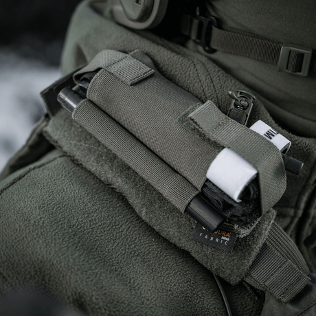 M-Tac Elastinen turnikekotelo Molle Gen.III käytössä taktisen repun päällä.