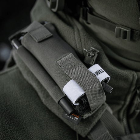 M-Tac Elastinen turnikekotelo Molle Gen.III kiinnitettynä takkiin, Cordura Squadron -materiaalista, leveällä elastilla C-A-T tourniquetille.