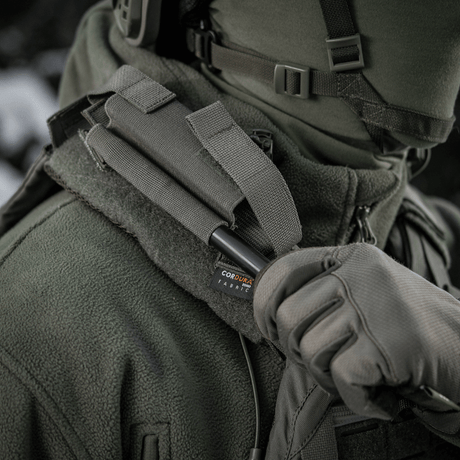 M-Tac Elastinen turnikekotelo Molle Gen.III käytössä, kiinnitetty taktisiin liiveihin, näyttää Cordura Squadron -materiaalin ja helpon pääsyn tourniquettiin.
