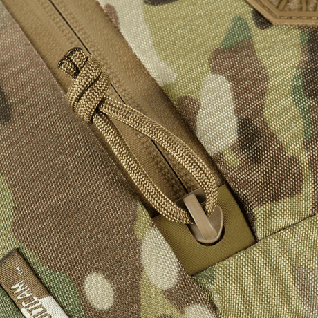 Lähikuva M-Tac Sphaera Hex Hardsling Taske Gen.II Elite -vetoketjusta ja materiaalin tekstuurista camouflagedesignissa.