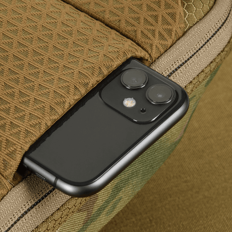 Detaljikuva älypuhelimesta M-Tac Sphaera Hex Hardsling Taske Gen.II Elite -laukussa, korostaa toiminnallisuutta ja tyyliä.
