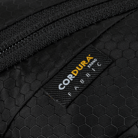 Lähikuva M-Tac Sphaera Hex Hardsling Taske Gen.II Elite Cordura-kankaasta ja hex-kuviosta, korostaa kestävää materiaalia.