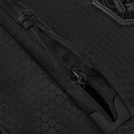 Yksityiskohta M-Tac Sphaera Hex Hardsling -laukun vetoketjusta, hex-kuvio.