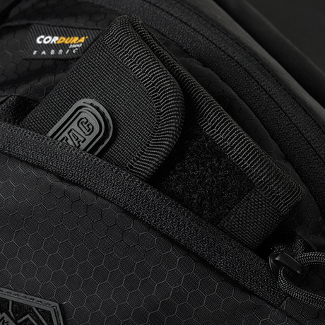 Lähikuva M-Tac Sphaera Hex Hardsling Gen.II Elite -laukusta, Cordura Hex -polyesteri, piilotettu kantotila ja vetoketjun yksityiskohdat.