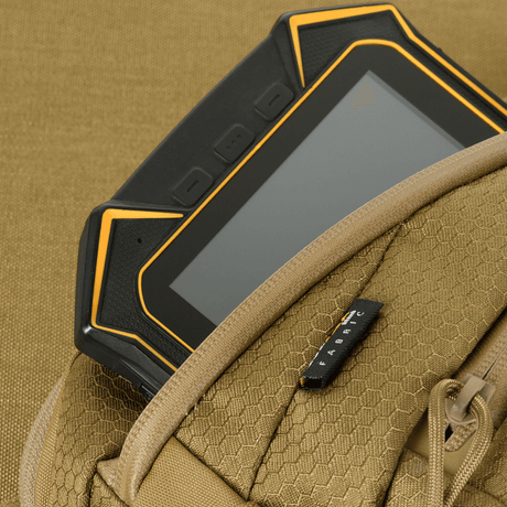 M-Tac Sphaera Hex Hardsling Gen.II Elite piilotetulla elektroniikkataskulla, Cordura-materiaali ja hex-kuvio.