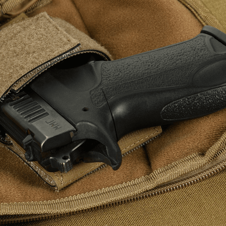 Piilotettu kantotoiminto M-Tac Sphaera Hex Hardsling Gen.II Elite -laukussa, näyttää laukussa olevan aseensäilytystilan ja vetoketjun.