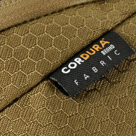 Lähikuva Cordura-kankaasta M-Tac Sphaera Hex Hardsling Gen.II Elite -laukussa, hex-kuvio ja kestävä rakenne.