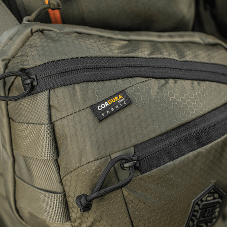 M-Tac Sphaera Hex Hardsling Gen.II Elite Cordura-materiaalissa, näyttää vetoketjusulun ja hex-kuvion yksityiskohtaisesti.