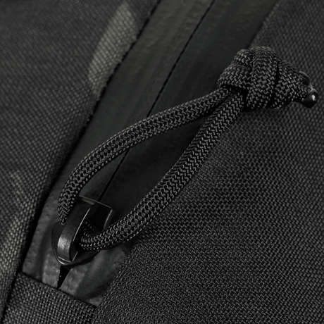 Lähikuva M-Tac Satellite Magnet -laukusta Elite Hex, jossa vahva vetoketju ja kestävä Cordura-materiaali.
