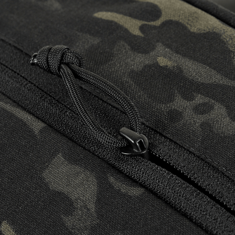 M-Tac Satellite Magnet -laukku Elite Hex camo-kankaalla, vetoketjun yksityiskohta, Cordura-materiaalia ja MIL-SPEC-hihnat.