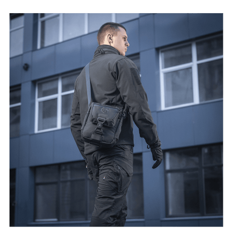 M-Tac Satellite Magnettaske Gen. II Elite Hex, musta Cordura Hex ja Cordura 10, NIJ-sertifiointi, galleria-asento 1 käyttötilanteessa.