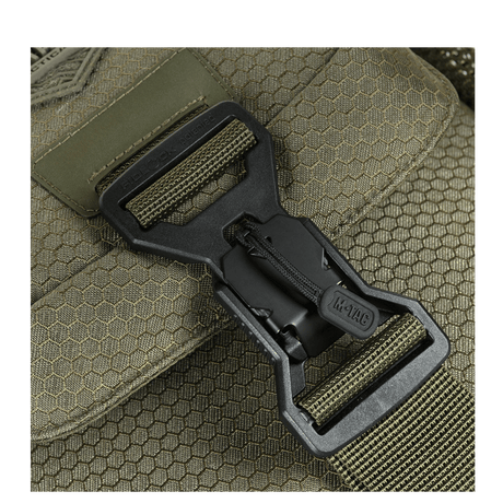 Yksityiskohta M-Tac Satellite Magnettaske Gen. II Elite Hexistä, vankka solki ja Cordura Hex -kangas.