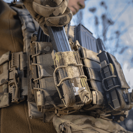 Taktinen varustus, jossa M-Tac Pistol Mag Pouch Gen.3 on kiinnitetty MOLLE-järjestelmään, käytössä ulkona.
