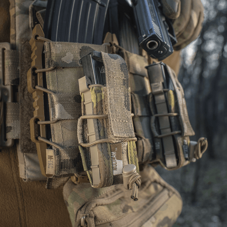 M-Tac Pistol Mag Pouch Gen.3 Cordura 500D:stä MOLLE-kiinnityksellä ja elastilla säätöön, lipaskiinnitys metsäympäristössä.