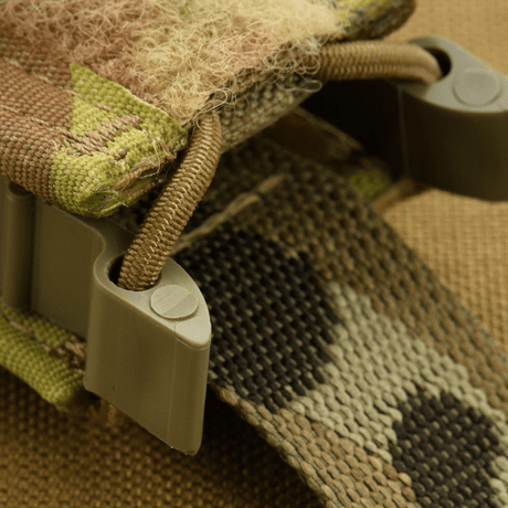 Lähikuva M-Tac Pistol Mag Pouch Gen.3 Cordura 500D:stä, MOLLE-kiinnitys ja muoviset sivulevyt. Taktinen varuste.