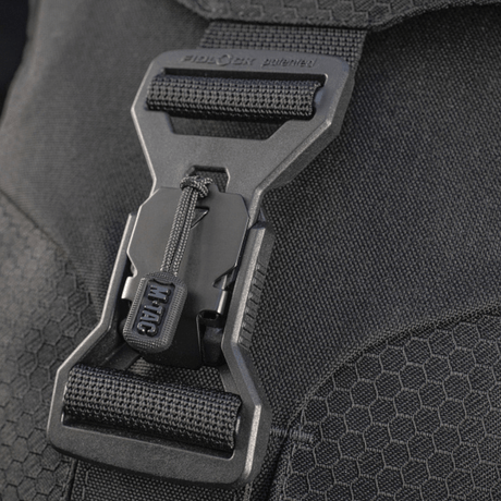 Lähikuva M-Tac Magnet XL Taske Elite Hexistä, FidLock-lukitusjärjestelmä ja Velcro-paneeli.