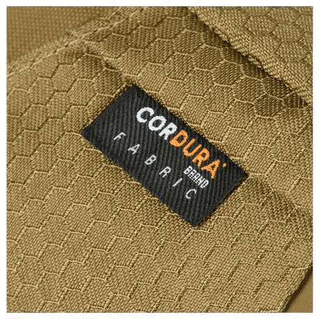 Etiketti näyttää CORDURA-kankaan M-Tac Magnet XL Taske Elite Hexissä, korostaa kulutuskestävää ja kestävää tekstiililaatua.