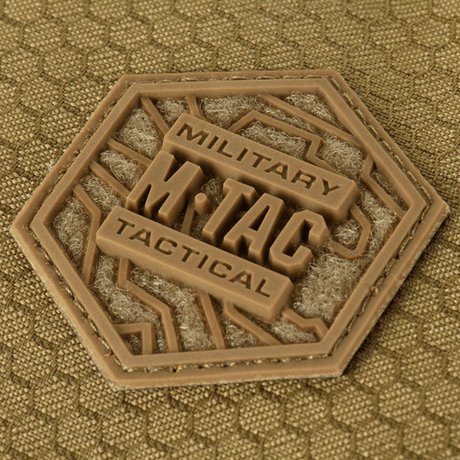 M-Tac Magnet XL Taske Elite Hex -logo hunajakenno-kuvioisessa kankaassa.