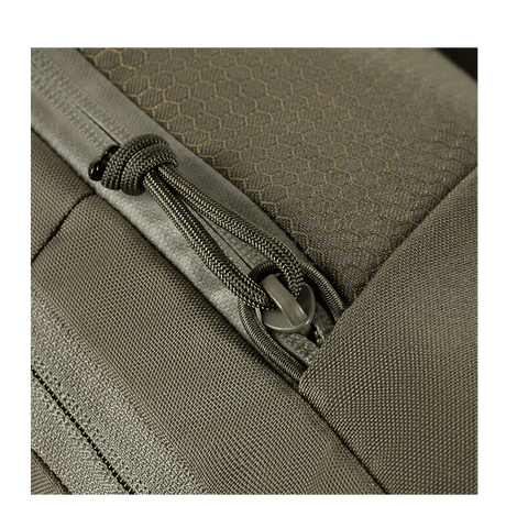 M-Tac Magnet XL Taske Elite Hex FidLock-lukitusjärjestelmällä ja Velcro-paneelilla; lähikuva vetoketjusuunnittelusta. Turvallinen ja käytännöllinen laukkuratkaisu.