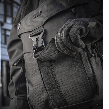 Lähikuva M-Tac Magnet XL Taske Elite Hexistä, FidLock-lukitus ja irrotettava Velcro-paneeli; monikäyttöinen olkalaukku M-TACilta.