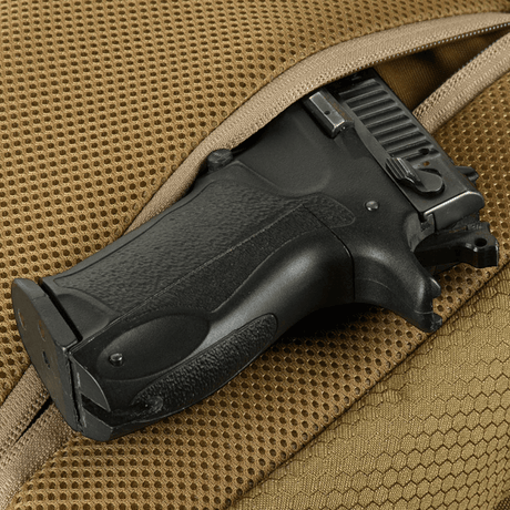 M-Tac Magnet XL Taske Elite Hex, laukku universaalihölsterillä aseelle; näyttää mustan pistoolikahvan ruskeassa sachet-laukussa.