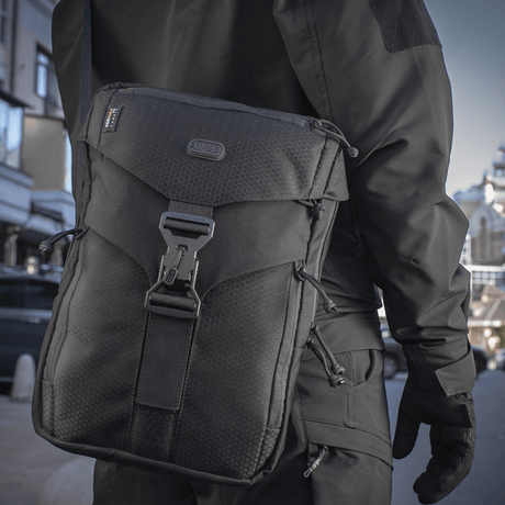 M-Tac Magnet XL Taske Elite Hex FidLock-suljettuna urbaanissa ympäristössä.