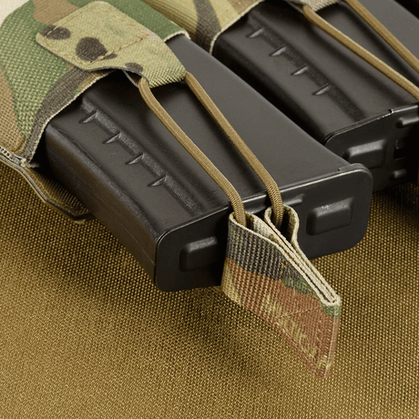 M-Tac Elastinen Triple Magazine Pouch Elite kolmella AK/AR-lippaalla kiinnitetty elastilla ja hihnoilla, valmistettu kestävästä Cordura 500D:stä.